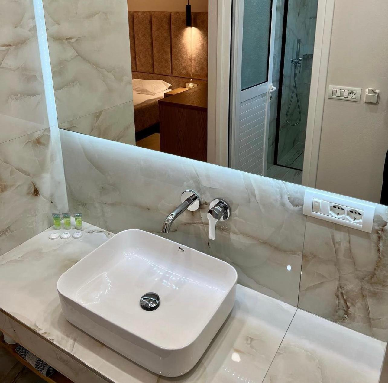 Karos Hotel Llaman Himare Luaran gambar